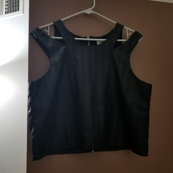 🌻B1G2📚NWT Umgee black crop top - Picture 2 of 2